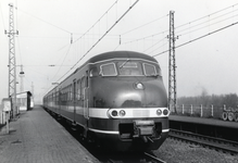 161062 Afbeelding van het electrische treinstel nr. 508 (mat. 1964, plan T) van de N.S. bij de halte Hembrug te Zaandam.